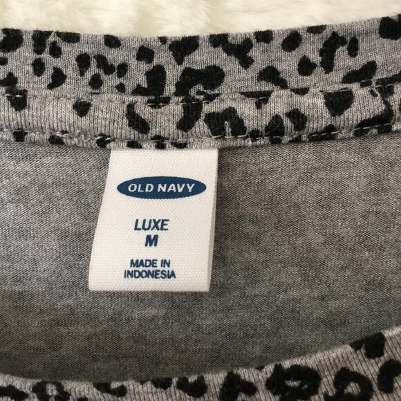 Old Navy Gray Luxe Leopard Print Short Sleeve Top - Picture 3 of 10